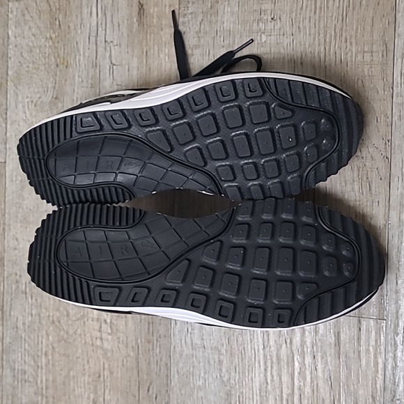 NIKE - Picture 2 of 3